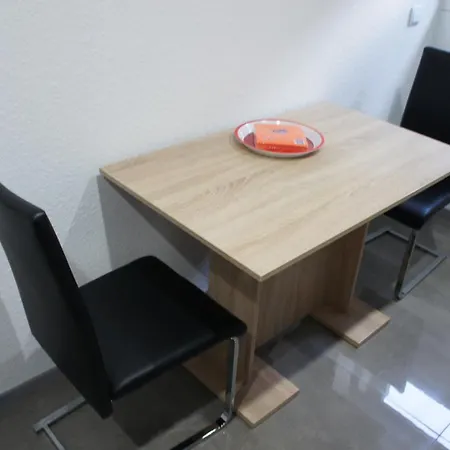 아파트 2- Zimmer-wohnung, Naehe Phantasialand, Palmenparadies, Koeln, Bonn *